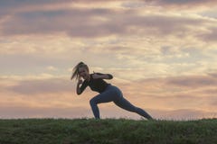 Sporta i życia osiągnięcia, wygranie, sukces, życie celów pojęcie Sporty dziewczyna daje aprobata ranku treningowi pięknemu wschó fotografia royalty free Sporta i życia osiągnięcia, wygranie, sukces, życie celów pojęcie Sporty dziewczyna daje aprobata ranku treningowi pięknemu wschó fotografia royalty free