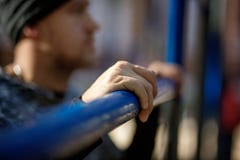 Sporten en fitness concept Sluit omhoog foto van de sterke actieve mens met geschikt spierlichaam openlucht stock foto Sporten en fitness concept Sluit omhoog foto van de sterke actieve mens met geschikt spierlichaam openlucht stock foto