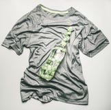 Sportent-shirt voor het aanstoten en opleiding in de gymnastiek, waarop een fles water met het meten van band, het concept een sp royalty-vrije stock afbeelding Sportent-shirt voor het aanstoten en opleiding in de gymnastiek, waarop een fles water met het meten van band, het concept een sp royalty-vrije stock afbeelding