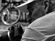 sportfotograf som täcker ett cykellopp i monokrom royaltyfria foton sportfotograf som täcker ett cykellopp i monokrom royaltyfria foton