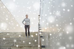 Sportieve vrouw die zich in stadstreden bevinden stock afbeeldingen Sportieve vrouw die zich in stadstreden bevinden stock afbeeldingen
