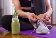 Sportieve vrouwen bindende schoenveters op vloer stock afbeeldingen Sportieve vrouwen bindende schoenveters op vloer stock afbeeldingen