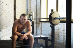 Sportif s'asseyant sur le banc photos stock Sportif s'asseyant sur le banc photos stock