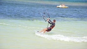 Sportig kitesurfer som imponerar flickorna royaltyfria foton Sportig kitesurfer som imponerar flickorna royaltyfria foton