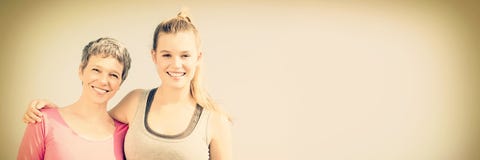 Sportigt le för moder och för dotter Royaltyfri Foto Sportigt le för moder och för dotter Royaltyfri Foto