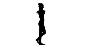 Sportiva femminile della siluetta che allunga le sue armi durante la passeggiata illustrazione di stock Sportiva femminile della siluetta che allunga le sue armi durante la passeggiata illustrazione di stock