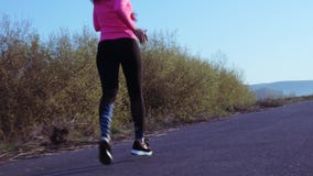 Sportive flicka som joggar längs flodbanken under soluppgång eller solnedgång Det sunda livsstilbegreppet av den idrotts- kvinnan lager videofilmer Sportive flicka som joggar längs flodbanken under soluppgång eller solnedgång Det sunda livsstilbegreppet av den idrotts- kvinnan lager videofilmer