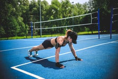 Sportive делать женщины нажим-поднимает на голубом теннисном корте в парке Москвы Yauza стоковое фото Sportive делать женщины нажим-поднимает на голубом теннисном корте в парке Москвы Yauza стоковое фото
