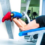 Sportivo atleticamente costruito nella palestra immagini stock libere da diritti Sportivo atleticamente costruito nella palestra immagini stock libere da diritti