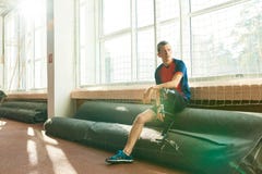 Sportivo dell'amputato che riposa dalla finestra immagine stock Sportivo dell'amputato che riposa dalla finestra immagine stock