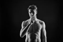 Sportlershowruhe-Fingergeste Ruhe- und Geheimniskonzept Bärtiger Mann mit sexy Kasten und dem Bauch Bodybuilderathlet mit Lizenzfreie Stockfotos Sportlershowruhe-Fingergeste Ruhe- und Geheimniskonzept Bärtiger Mann mit sexy Kasten und dem Bauch Bodybuilderathlet mit Lizenzfreie Stockfotos