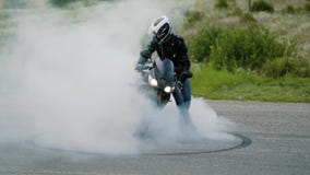 Sportmotor die bij asfalt en banddoorsmelting met veel rook beginnen te spinnen Langzame Motie Dichte Omhooggaand De Oekraïne Lvi stock footage Sportmotor die bij asfalt en banddoorsmelting met veel rook beginnen te spinnen Langzame Motie Dichte Omhooggaand De Oekraïne Lvi stock footage