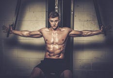 Sportowy mężczyzna robi ćwiczeniom na stażowym aparacie przy gym studiiem zdjęcia royalty free Sportowy mężczyzna robi ćwiczeniom na stażowym aparacie przy gym studiiem zdjęcia royalty free