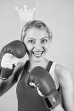 Sportowy princess ?mieszna kobieta z korony wsparciem w bokserskich r?kawiczkach ?liczna bokser dziewczyna z przyj?cia wsparciem obrazy stock Sportowy princess ?mieszna kobieta z korony wsparciem w bokserskich r?kawiczkach ?liczna bokser dziewczyna z przyj?cia wsparciem obrazy stock