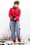 Sportswear vestindo da mulher que exercita fora durante o inverno Imagens de Stock Royalty Free Sportswear vestindo da mulher que exercita fora durante o inverno Imagens de Stock Royalty Free