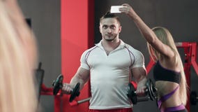 Sporty kobieta bierze selfie z silnym mężczyzna pracującym w gym out zdjęcie wideo Sporty kobieta bierze selfie z silnym mężczyzna pracującym w gym out zdjęcie wideo