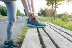 Sporty kobieta wiąże shoelace na działających butach przed praktyką Sporta stylu życia aktywny pojęcie obraz royalty free Sporty kobieta wiąże shoelace na działających butach przed praktyką Sporta stylu życia aktywny pojęcie obraz royalty free