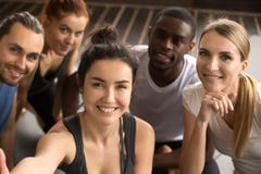 Sporty multiracial przyjaciele bierze grupowego selfie trzyma patrzeć a fotografia stock Sporty multiracial przyjaciele bierze grupowego selfie trzyma patrzeć a fotografia stock