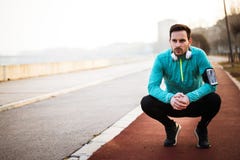 Sporty przystojny mężczyzna odpoczywa po jogging zdjęcia royalty free Sporty przystojny mężczyzna odpoczywa po jogging zdjęcia royalty free
