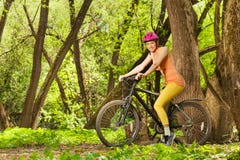 Sporty женщина ехать древесина велосипеда весной солнечная Стоковые Фото Sporty женщина ехать древесина велосипеда весной солнечная Стоковые Фото