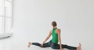 Sporty молодая женщина делая практику йоги изолированную на белой предпосылке - концепции здоровой жизни и естественного баланса сток-видео Sporty молодая женщина делая практику йоги изолированную на белой предпосылке - концепции здоровой жизни и естественного баланса сток-видео