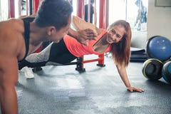 Sporty пары давая максимум 5 друг к другу пока делающ нажмите вверх Стоковое Фото Sporty пары давая максимум 5 друг к другу пока делающ нажмите вверх Стоковое Фото