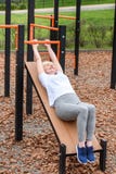 sporty пожилая женщина делая abs стоковое фото sporty пожилая женщина делая abs стоковое фото