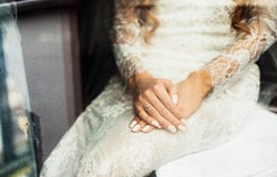 Sposa bionda elegante che mette sul primo piano degli orecchini, preparante per immagini stock libere da diritti Sposa bionda elegante che mette sul primo piano degli orecchini, preparante per immagini stock libere da diritti