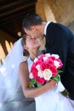 Sposa e sposo che baciano alla cerimonia nuziale immagine stock Sposa e sposo che baciano alla cerimonia nuziale immagine stock