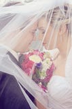 Sposa e sposo sotto il velo