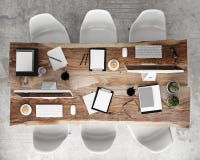 Spot op de lijst van de vergaderingsconferentie met bureautoebehoren en computers, hipster binnenlandse achtergrond, royalty-vrije stock foto's Spot op de lijst van de vergaderingsconferentie met bureautoebehoren en computers, hipster binnenlandse achtergrond, royalty-vrije stock foto's