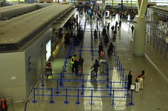 Sprawdza Wewnątrz kontuary w Terminal Dwa Pudong lotnisko międzynarodowe Szanghaj zdjęcie stock Sprawdza Wewnątrz kontuary w Terminal Dwa Pudong lotnisko międzynarodowe Szanghaj zdjęcie stock