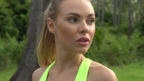 Sprawności fizycznej blondynki ładna kobieta w tropikalnych drzewkach palmowych uprawia ogródek podczas pięknego letniego dnia zdjęcie wideo Sprawności fizycznej blondynki ładna kobieta w tropikalnych drzewkach palmowych uprawia ogródek podczas pięknego letniego dnia zdjęcie wideo