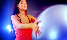 Sprawności fizycznej dziewczyna ćwiczy w gym z fitball fotografia stock Sprawności fizycznej dziewczyna ćwiczy w gym z fitball fotografia stock