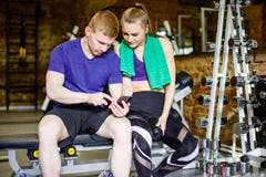 Sprawności fizycznej, sporta, technologii i odchudzania pojęcie, - kobieta i ogłoszenie towarzyskie trener z smartphone i bidonam fotografia stock Sprawności fizycznej, sporta, technologii i odchudzania pojęcie, - kobieta i ogłoszenie towarzyskie trener z smartphone i bidonam fotografia stock