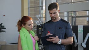 Sprawność fizyczna instruktor pyta kobiet pytania dla rysować - w górę optymalnego programa zdjęcie wideo Sprawność fizyczna instruktor pyta kobiet pytania dla rysować - w górę optymalnego programa zdjęcie wideo