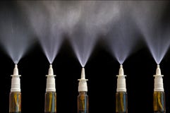 Spray nasali di spruzzatura davanti a fondo nero fotografia stock Spray nasali di spruzzatura davanti a fondo nero fotografia stock