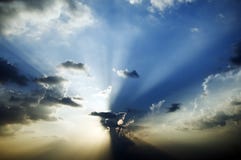 Sprazzo di sole in cielo blu Immagine Stock Libera da Diritti Sprazzo di sole in cielo blu Immagine Stock Libera da Diritti