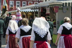 Spreewald и защита-тверд в Luebbenau 7/2/2016 женщин в костюмах Spreewald национальных с bonnets стоковые изображения rf Spreewald и защита-тверд в Luebbenau 7/2/2016 женщин в костюмах Spreewald национальных с bonnets стоковые изображения rf