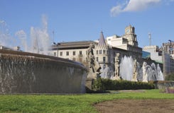Springbrunnar och byggnader i Placa De Catalunya. Barcelona. Spanien arkivbild Springbrunnar och byggnader i Placa De Catalunya. Barcelona. Spanien arkivbild