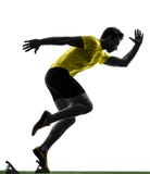 Sprinterläufer des jungen Mannes im Startblockschattenbild lizenzfreies stockbild Sprinterläufer des jungen Mannes im Startblockschattenbild lizenzfreies stockbild