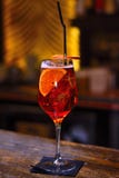 Spritz Aperol на баре с предпосылкой стоковая фотография rf Spritz Aperol на баре с предпосылкой стоковая фотография rf