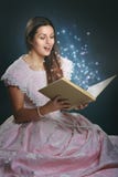 Sprookjeprinses met magisch boek stock afbeelding Sprookjeprinses met magisch boek stock afbeelding