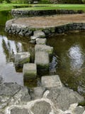 Sprungbrettweg über dem Wasser in einem japanischen Garten stockfotos Sprungbrettweg über dem Wasser in einem japanischen Garten stockfotos