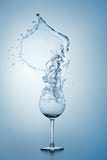 Spruzzata dell'acqua in vetro di vino. fotografia stock Spruzzata dell'acqua in vetro di vino. fotografia stock