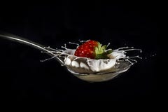 Spruzzata della fragola in crema immagini stock libere da diritti Spruzzata della fragola in crema immagini stock libere da diritti