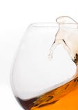Spruzzata di whiskey marrone in vetro trasparente con la riflessione fotografia stock Spruzzata di whiskey marrone in vetro trasparente con la riflessione fotografia stock