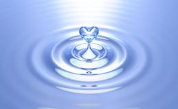 Spruzzata pura dell'acqua del cuore con le ondulazioni Spruzzata pura dell'acqua del cuore con le ondulazioni