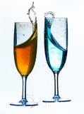 Spruzzata variopinta in vetro del champagne isolato su fondo bianco immagini stock libere da diritti Spruzzata variopinta in vetro del champagne isolato su fondo bianco immagini stock libere da diritti