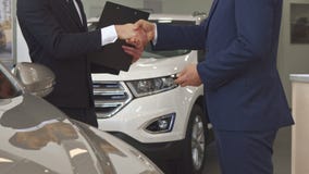 Sprzedaż kierownik sprzedaje samochód klient przy przedstawicielstwem handlowym zdjęcie stock Sprzedaż kierownik sprzedaje samochód klient przy przedstawicielstwem handlowym zdjęcie stock